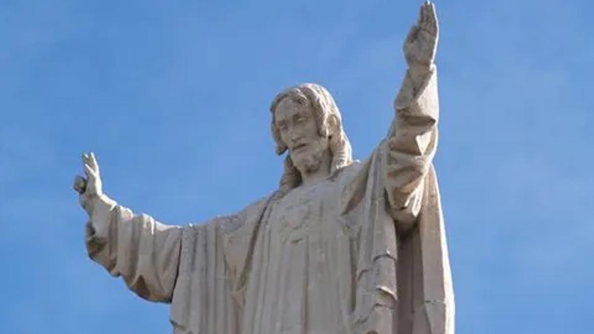 Estatua del Sagrado Corazón de Jesús.