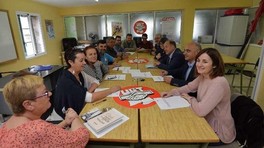 Reunión, ayer, de Leiceaga con representantes de UGT. // G.S.