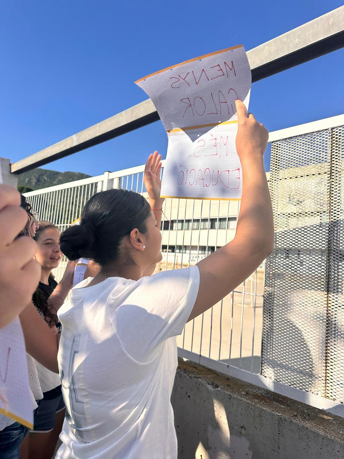 Estudiants amb una pancarta queixant-se per la calor a les aules.