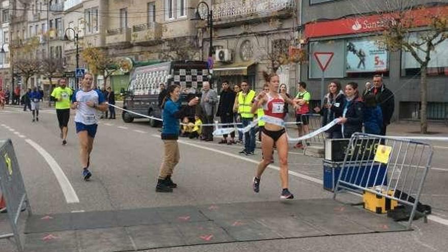 Iván Roade, ya en Cangas, deja atrás a Nuno Costa. // Gonzalo Núñez