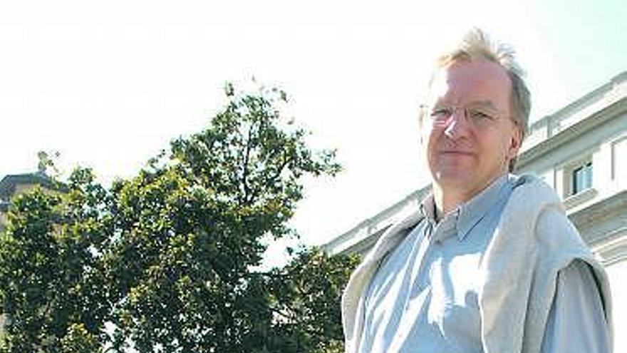 Friedrich Haider, en la plaza del Carbayón junto al teatro Campoamor.