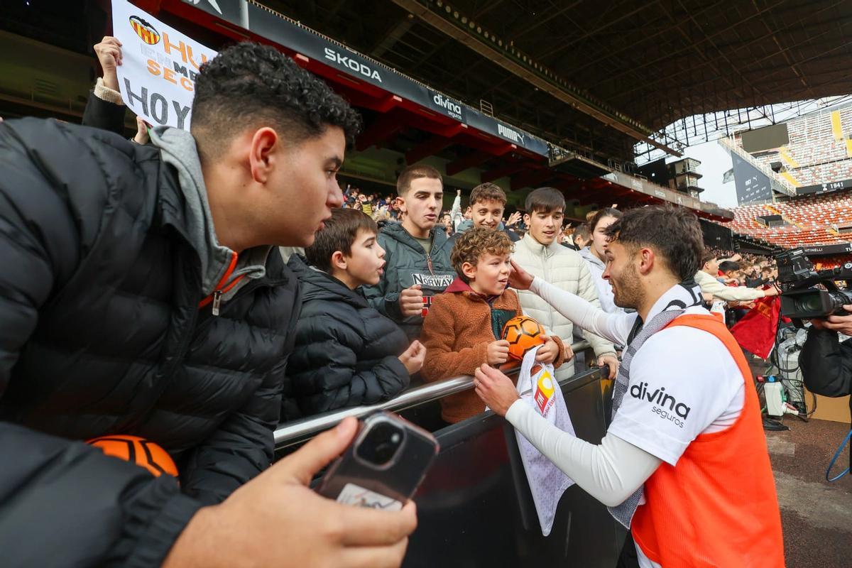 Búscate en las gradas de Mestalla durante el entrenamiento del Valencia CF