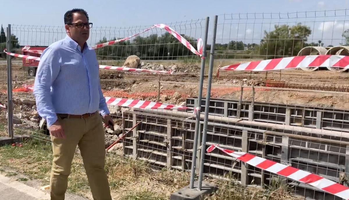 El alcalde de Dolores José Joaquín Hernández visitando las obras de las infraestructuras hidráulicas.