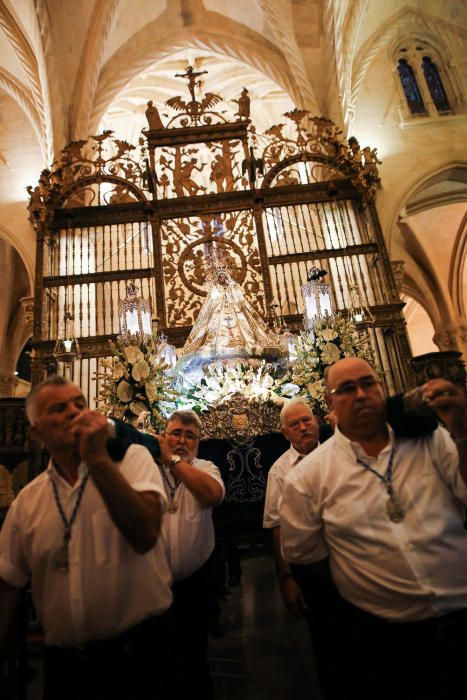 Los Armaos guían en Orihuela a la Virgen de Monserrate