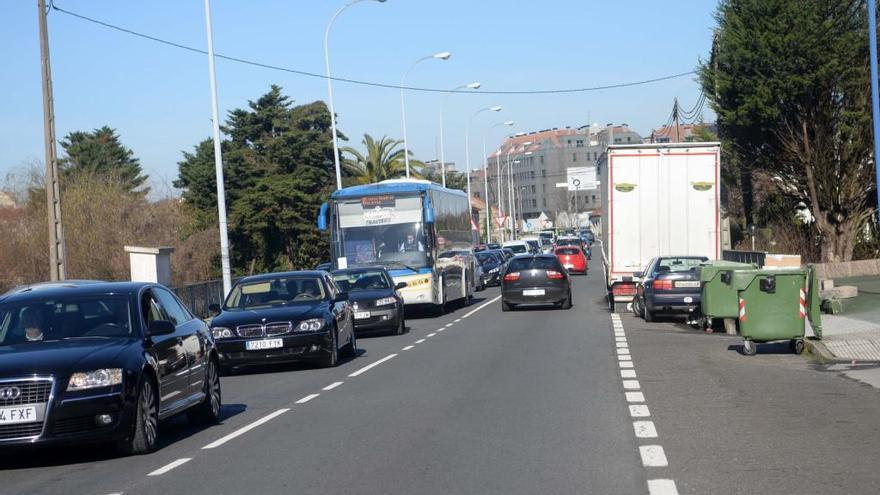 Un accidente colapsa el tráfico de la recta de Rubiáns de Vilagarcía durante una hora