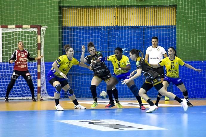 26-02-20 DEPORTES. PABELLON DE LAS REMUDAS. BARRIO DE LAS REMUDAS. TELDE. Partido de balonmano femenino entre el Remudas Rocasa y el Guardés disputado en Pabelloon Antonio Moreno del barrio teldense de Las Remudas.    Fotos: Juan Castro.  | 26/02/2020 | Fotógrafo: Juan Carlos Castro