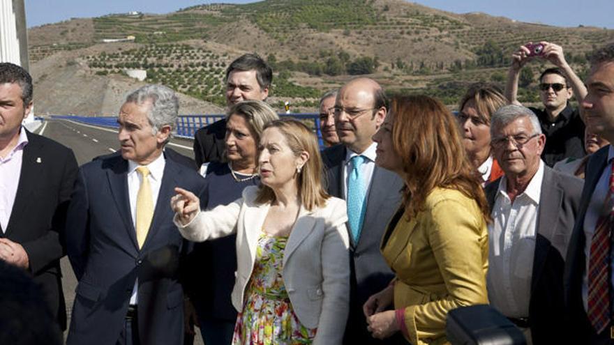 La ministra Ana Pastor, en el centro, en la inauguración de la autovía.