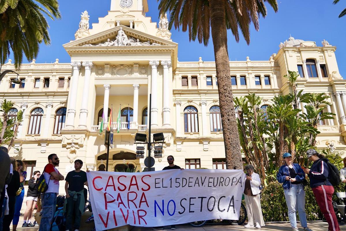 Concentración a favor de los inquilinos de la avenida de Europa, 15, delante del Ayuntamiento, este jueves.