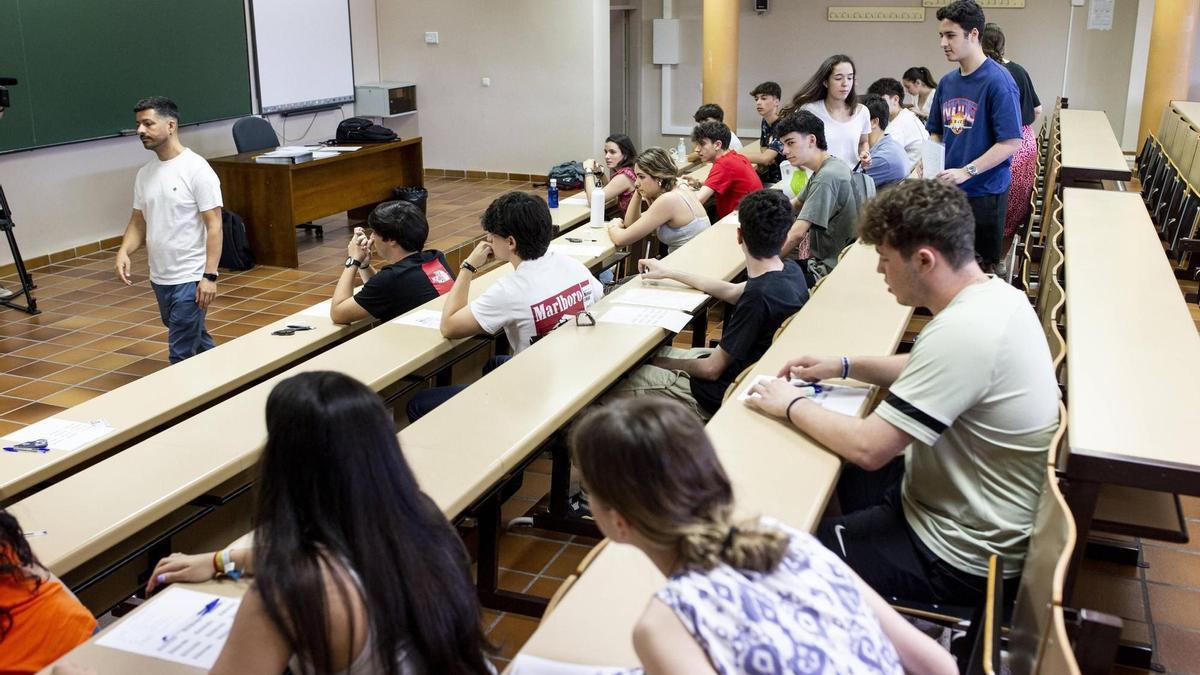 Alumnos realizando los exámenes de la EBAU 2024 en Extremadura