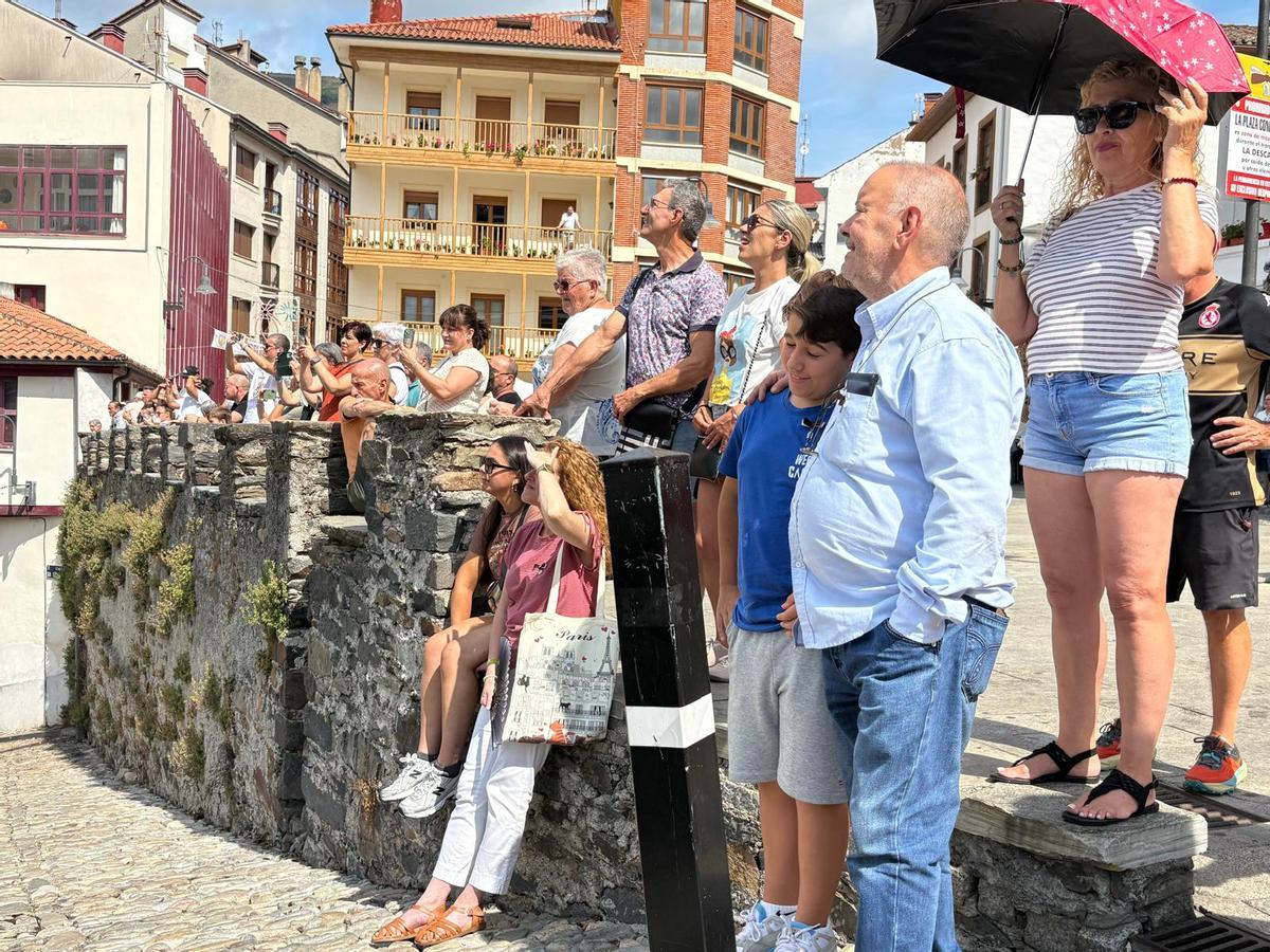 Cangas se rinde a sus gigantes y cabezudos