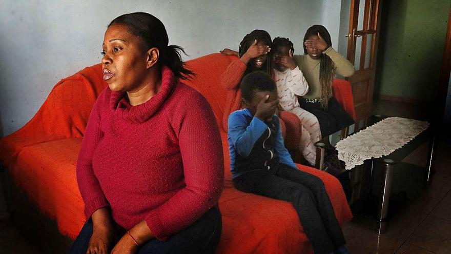 Glenda, con cuatro de sus cinco hijos, vive el confinamiento (sin ingresos) en la vivienda de alquiler que tienen en València desde hace dos décadas.