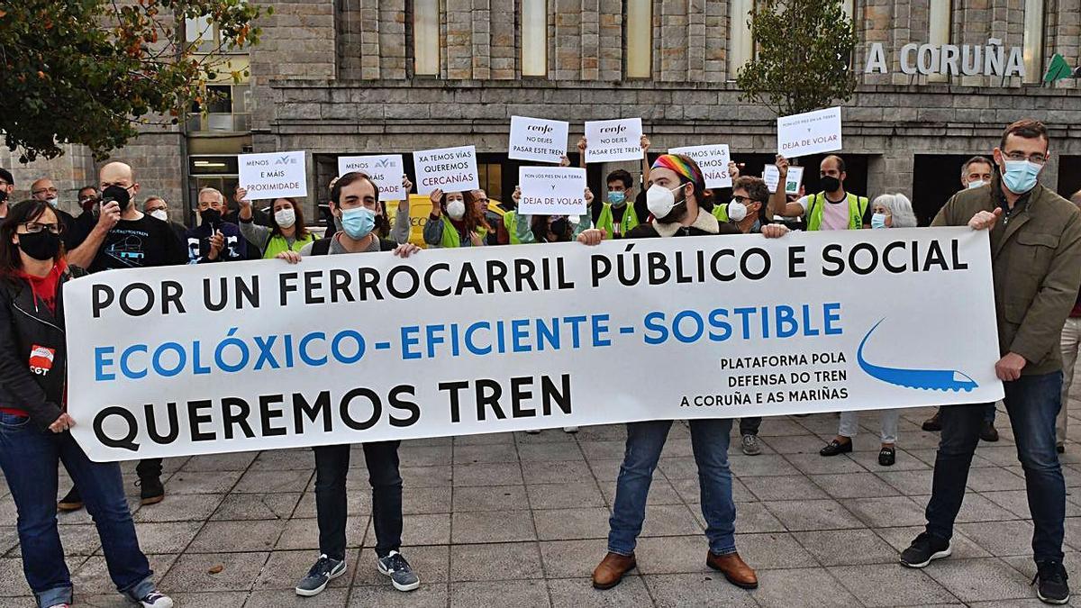 Manifestación para reclamar un tren “público y sostenible”  | VÍCTOR ECHAVE