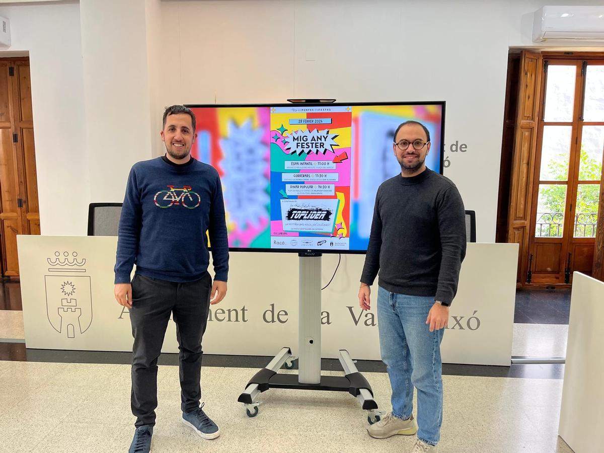 El presidente de les Penyes en Festes, Héctor Bermúdez, y el concejal de Fiestas, Ximo Zorrilla, han presentado esta edición en el salón de plenos del Ayuntamiento.