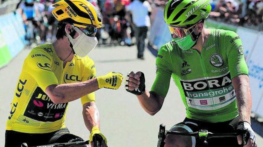 Roglic y Sagan se saludan antes del comienzo de la etapa de ayer, en la Isla de Oléron. | Efe