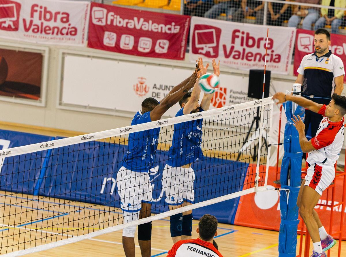 En el partido de ida ante el Bus Leader San Roque disputado en Nou Moles, el Conqueridor se llevó por 3-0 (25-19, 25-21, 25-23) el partido sin muchas complicaciones.