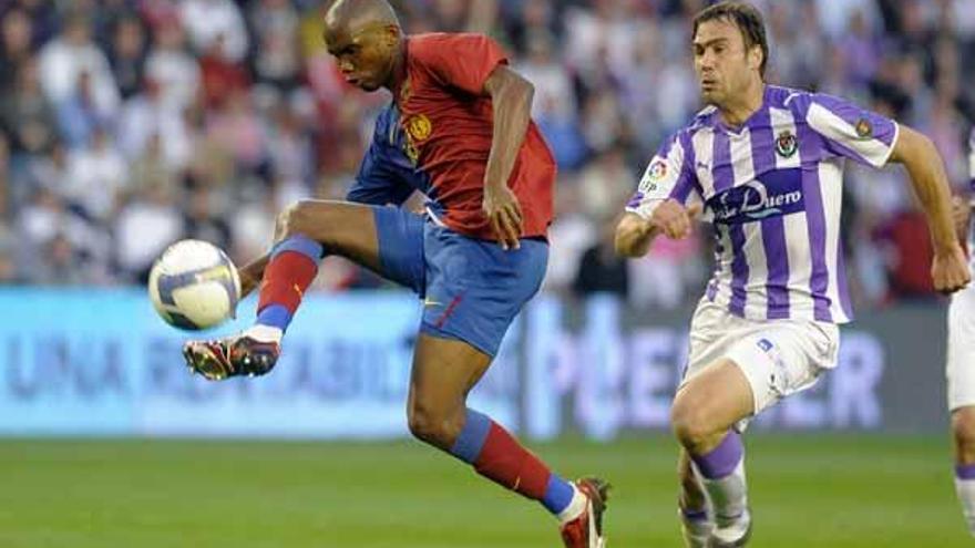 Samuel Eto´o controla el balón en un lance del partido en Valladolid, donde volvió a marcar