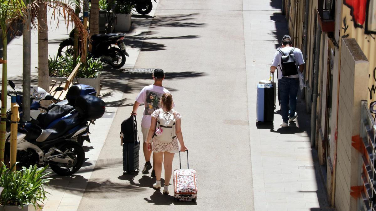 Un conjunt de turistes amb maletes per Barcelona