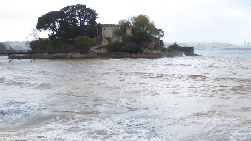 Bahía de Santa Cruz teñida de marrón, el pasado jueves día 7.