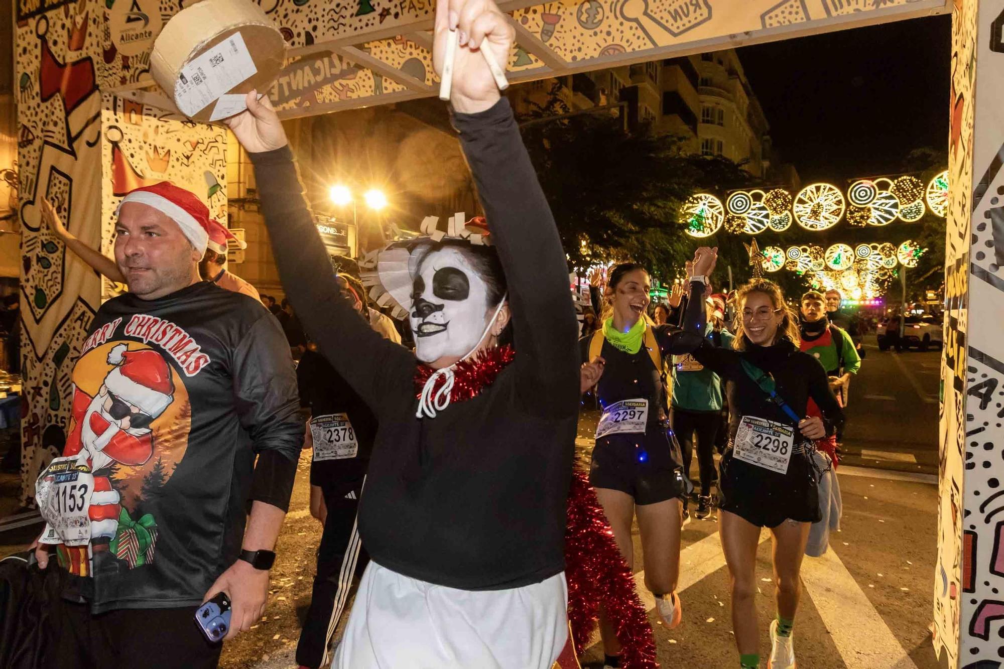 La San Silvestre de Alicante llena de colorido la ciudad