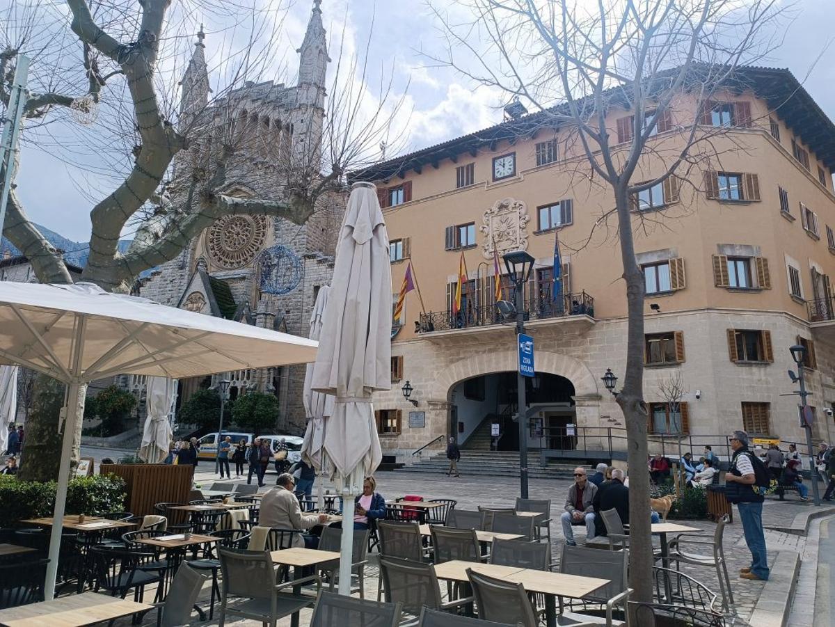 Terrazas vacías en el centro de Sóller.
