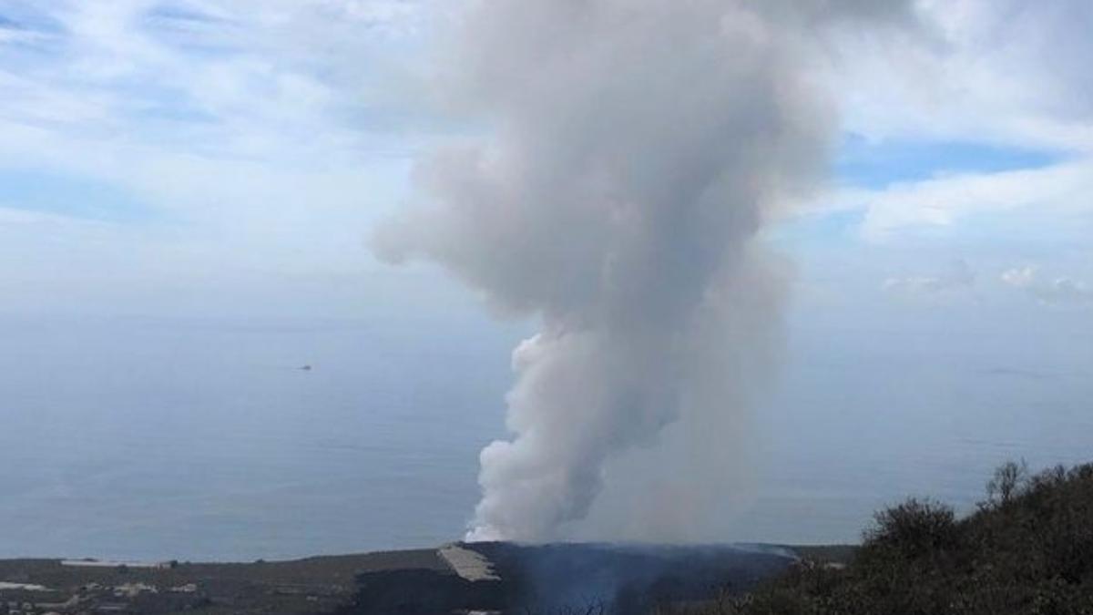 Desprendimientos del acantilado en la llegada al mar de la lava del volcán de La Palma