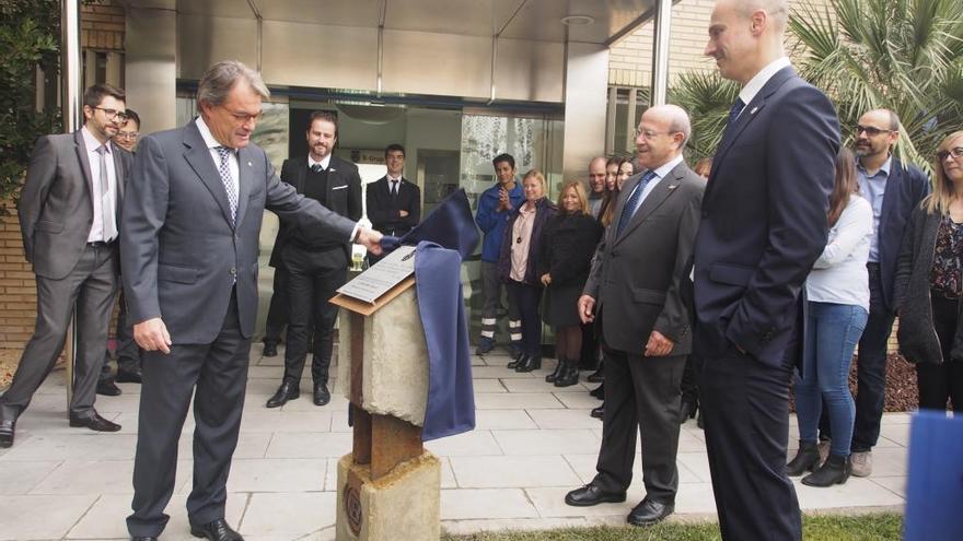 Artur Mas, al costat de la placa commemorativa