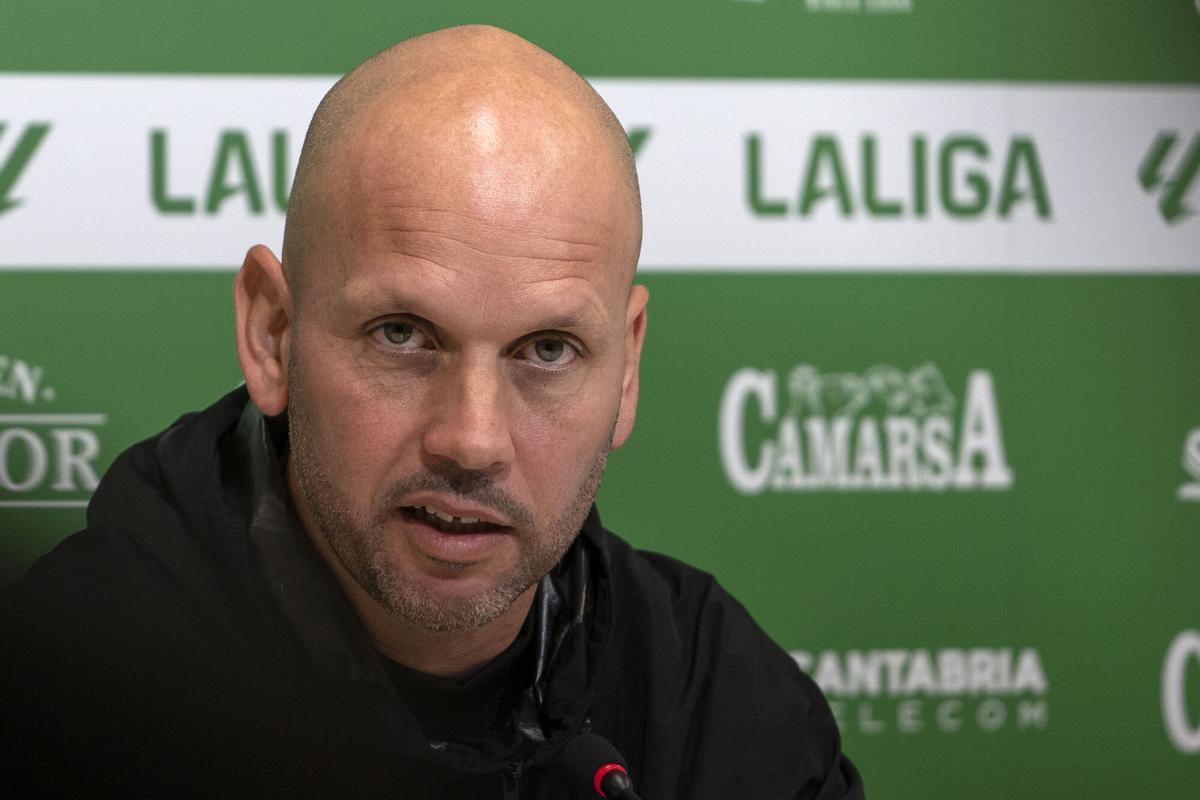 El técnico del Real Racing Club de Santander, José Alberto López