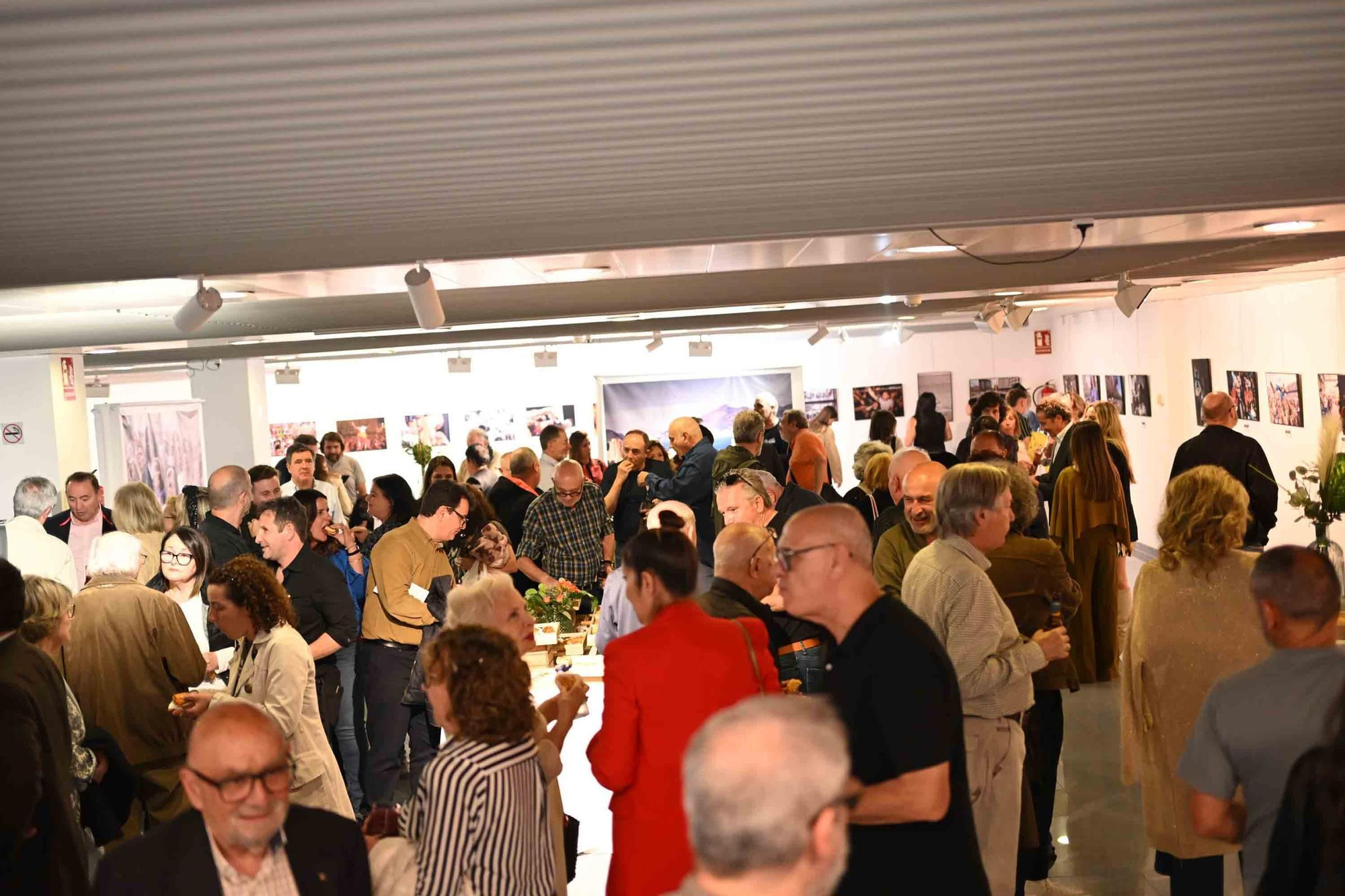 lleno total en la inauguración de INFotoperiodistas 2024,. un año de fotografía de prensa en Alicante