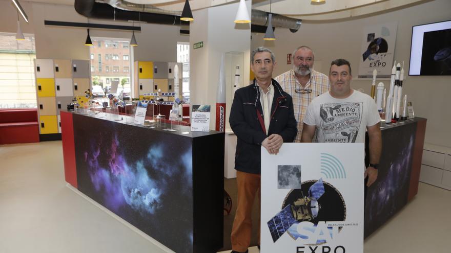 Exposición de maquetas de satélites españoles en el espacio Arkuos de La Felguera