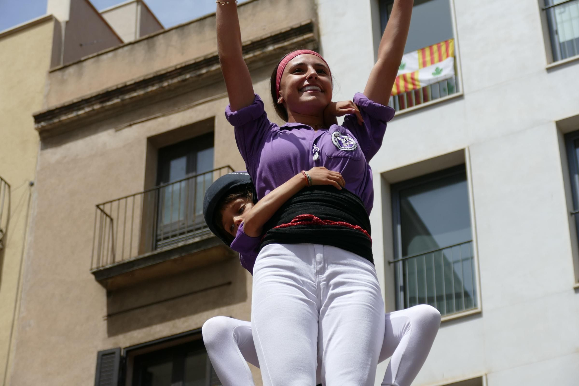 El tradicional pilar caminant de la Colla Castellera de Figueres congrega centenars de persones