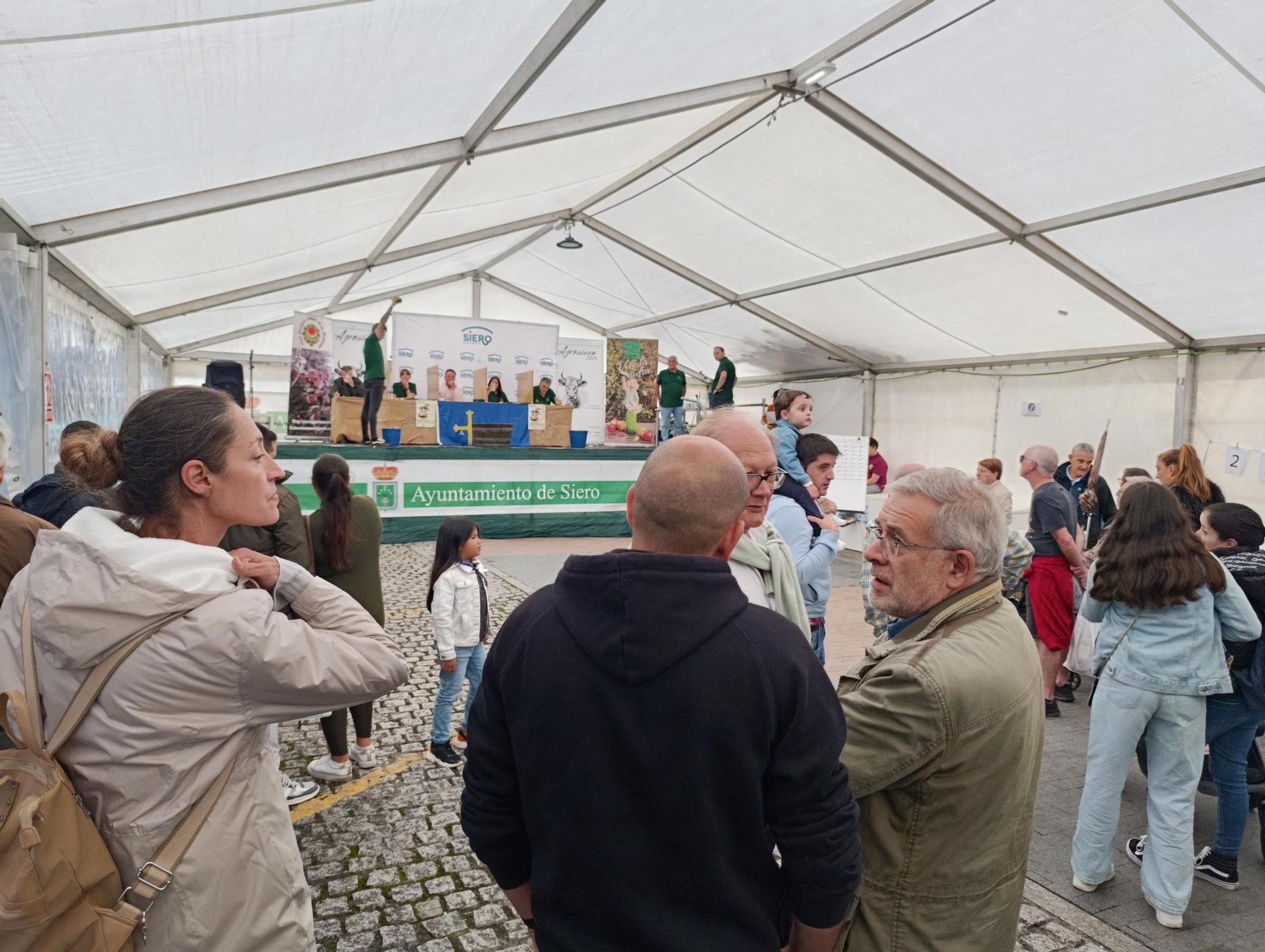 Miguel Ángel Pereda y José Manuel Sánchez, ganadores de los concursos de sidra de Agrosiero