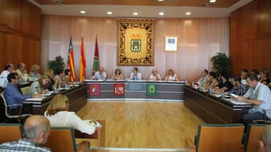 El PP apuntala su gobierno en Calp al integrar a dos concejales independientes