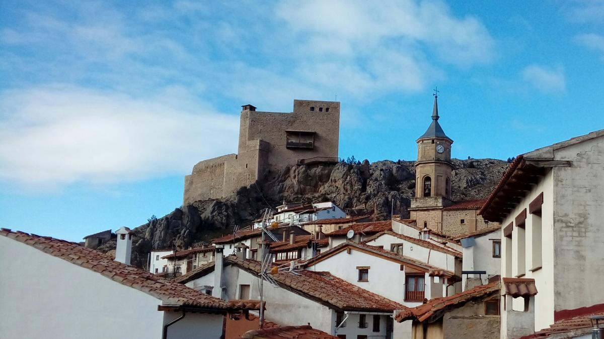 Un castillo domina el pintoresco caserío de Alcalá de la Selva.