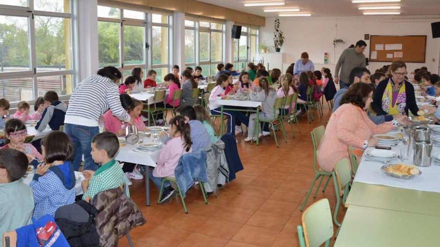 Comedor escolar de Curtis durante la degustación el pasado curso del menú ecológico.