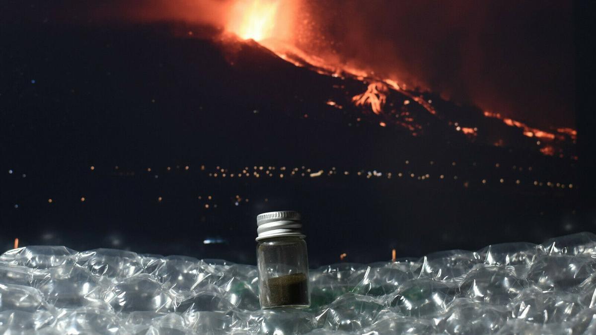 Pequeños botes de cenizas del volcán de La Palma que se subastan por internet en Ebay con un precio de salida de 1 euro.