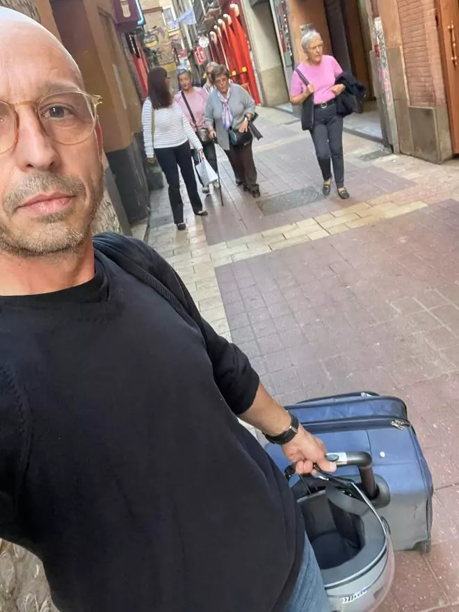 Un vecino desalojado de El Tubo de Zaragoza por la sima: "Estoy en un piso vacacional. Soy un turista en mi ciudad"
