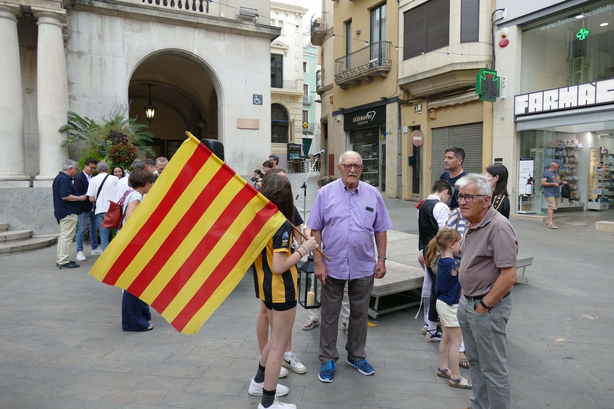 La Flama del Canigó és rebuda a Figueres per desenes de persones