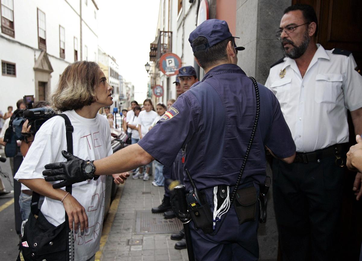 Encarnación Martín, madre de los jóvenes, a su llegada al juzgado de Menores para el juicio