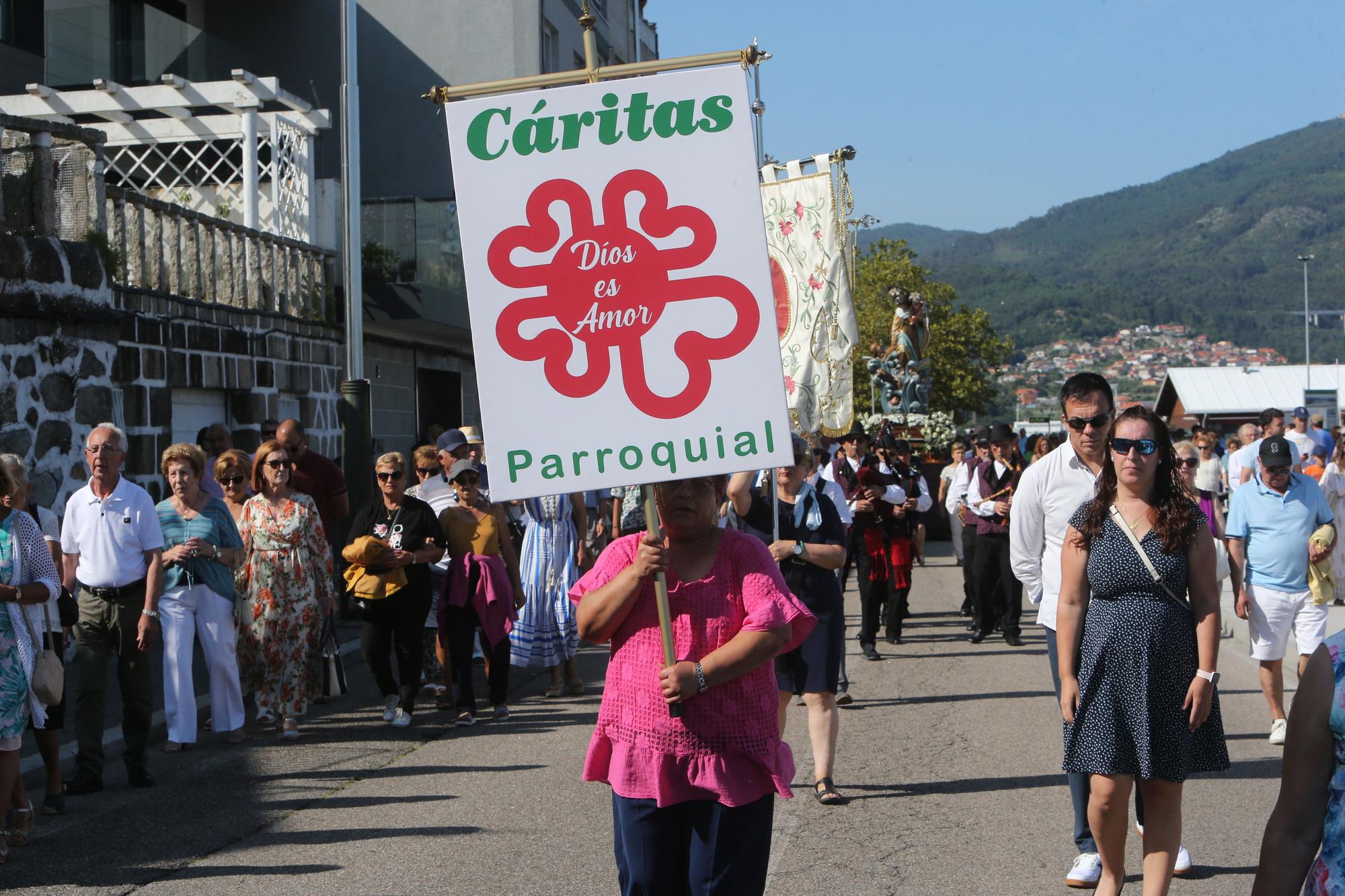 Decenas de barcos en la procesión marítima de Moaña