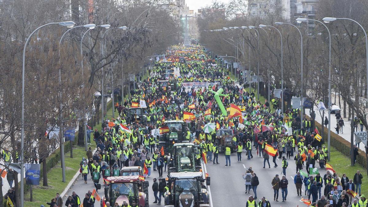 La manifestación de agricultores y tractores en el Paseo de la Castellana, continúa su marcha hacia la Oficina de la Comisión Europea en Madrid, 26 de febrero de 2024, en Madrid (España).