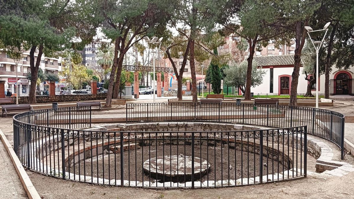 Aspecto actual de los resto del foso, que se conservaron en el parque.
