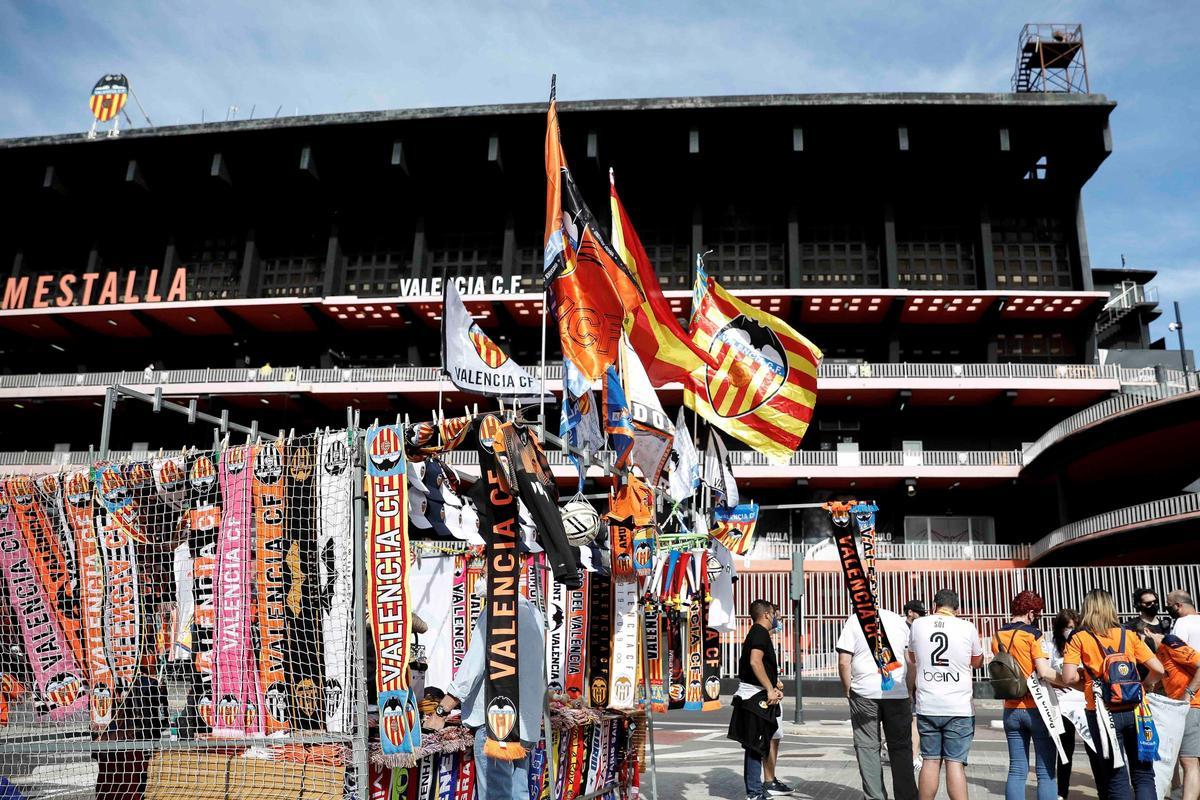 Puesto de banderas y bufandas del Valencia CF en las puertas de Mestalla.