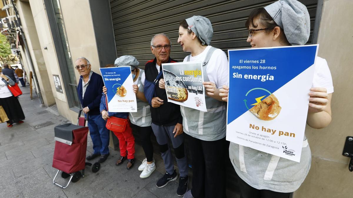 Varias panaderas protestan por la inflación en la puerta de su establecimiento