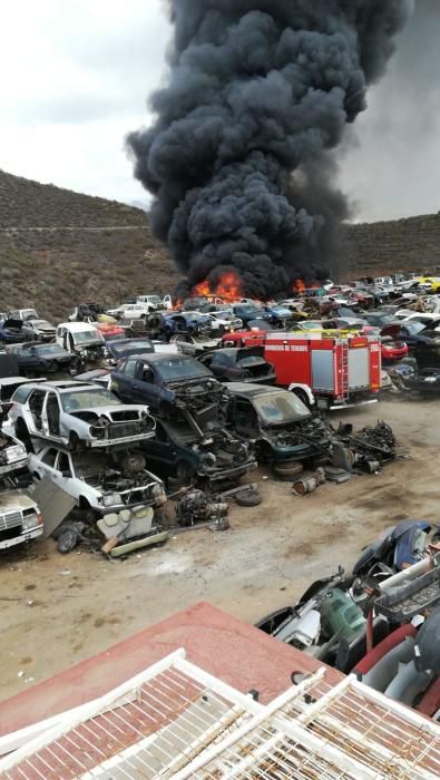 Aparatoso incendio en un desguace de Arona