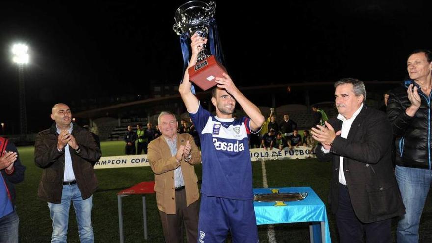 Aníbal Vázquez, segundo a la derecha, durante la entrega de trofeos de la final de Copa Federación del pasado octubre.