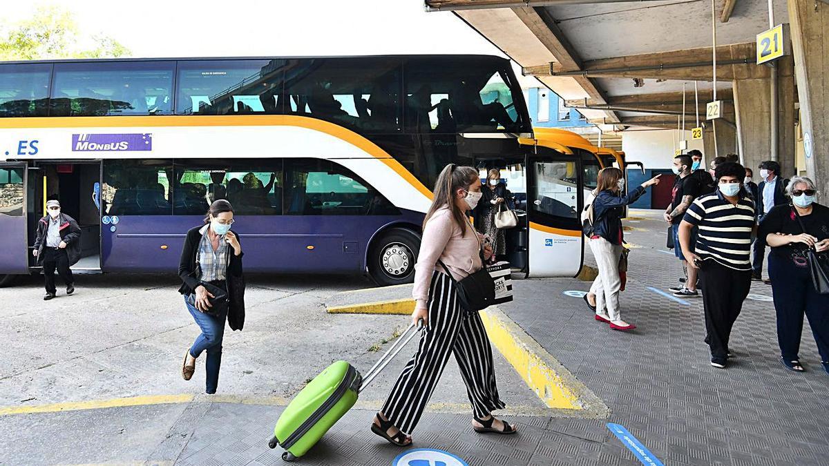 Usuarios del transporte público en la estación de autobuses de Pontevedra. 