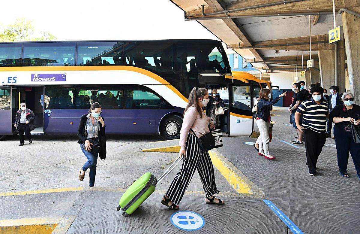 Usuarios del transporte público en la estación de autobuses de Pontevedra. |   // GUSTAVO SANTOS