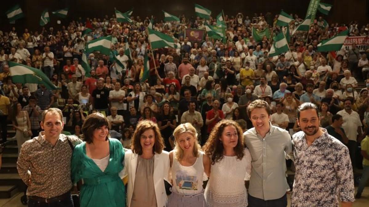 La candidata de Por Andalucía a la Presidencia de la Junta en las elecciones andaluzas, Inma Nieto (3d), junto a la vicepresidenta y ministra Yolanda Díaz (4i), el portavoz de Más País, Íñigo Errejón (2d), y el coordinador de IU en Andalucía, Toni Valero (1i), este 12 de junio de 2022 en el mitin de campaña en Málaga.