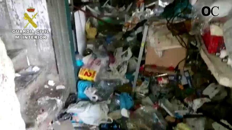 Evacuado un enfermo entre toneladas de basura en Dumbría