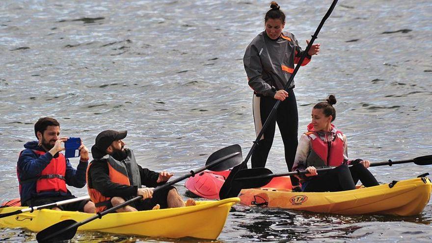 Una ruta el kayak a la isla de Cortegada, el año pasado.